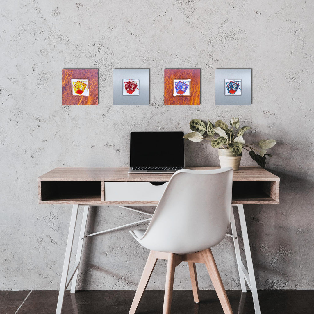 Edition 0/12. Vierteilige Heuer-Ampel-Motivserie als horizontales Pott Glas Wand-Potträt ohne Gravur in modernem Büroambiente. Von links nach rechts: Gelb auf Roststahl, Rot auf Edelstahl, Blau auf Edelstahl, Grün auf Edelstahl.