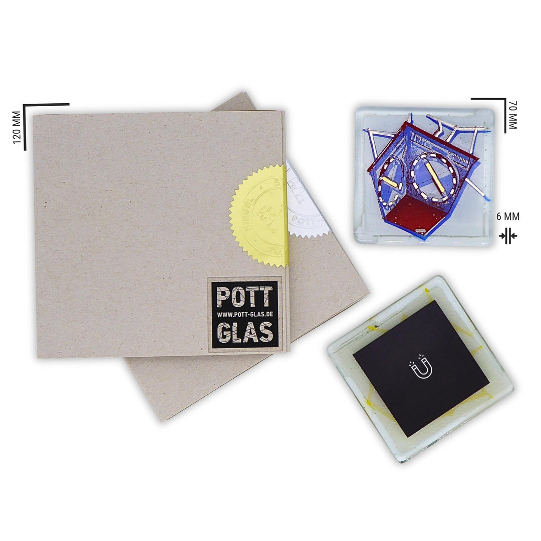 Edition 0/12. Versiegelte Gutschein-Verpackungsansicht mit gold- und silberfarbener Pott Glas Siegelplombe. Daneben der Schmelzglas-Magnet mit blauem Heuer-Ampel-Motiv und Abmessungsangaben.