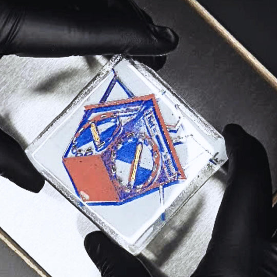 Edition 0/12. Zeigt das Platzieren des „Heuer-Ampel“ Glasbilds in Blau auf Edelstahl mit Magnetbefestigung.