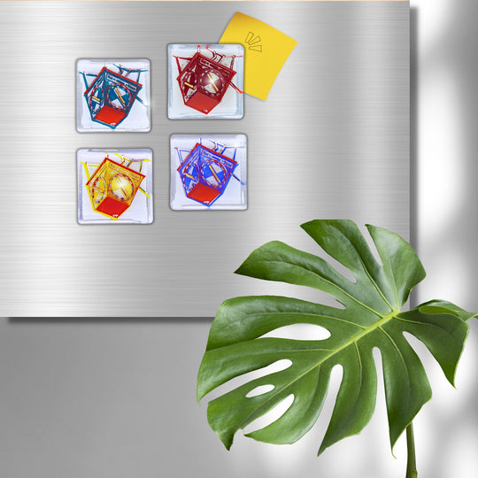 Edition 0/12. Zeigt alle vier Pott Glas Heuer-Ampel Gutschein-Potträts in Grün, Rot, Gelb und Blau an einer Büro-Magnetwand aus Edelstahl mit gelber Haftnotiz. Davor eine Monstera-Pflanze als Größenvergleich.