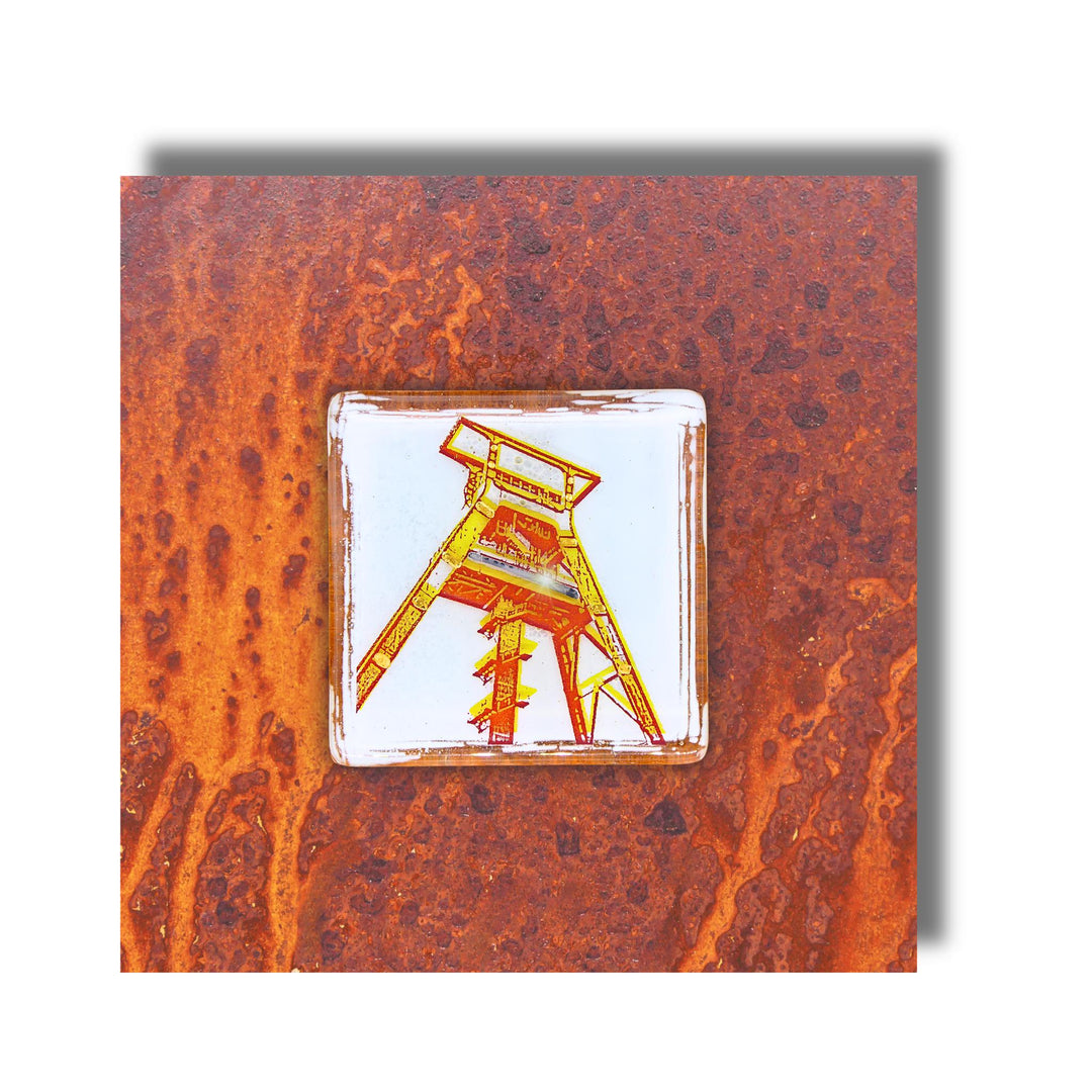 Edition 1/12. Pott Glas Wand-Potträt mit Förderturm-Motiv in Gelb, mit Gold und Platin Akzenten. Foto in Schmelzglas auf Roststahl. Quadratisches Format ohne Gravur. 