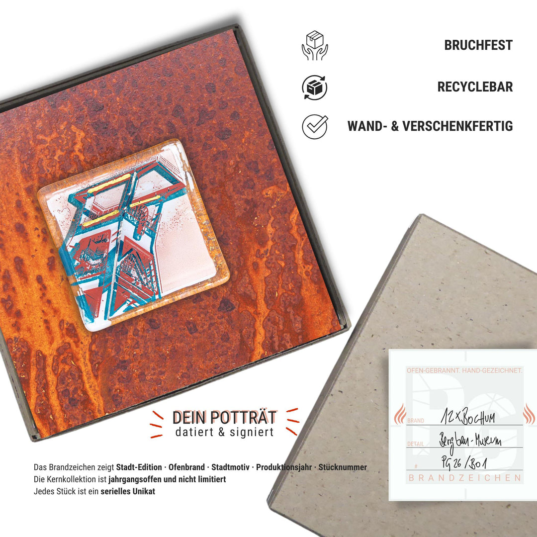 Edition 1/12. Verpackungsinfografik. Pott Glas Wand-Potträt mit Bergbaumuseum-Motiv. Foto in Schmelzglas auf Roststahl. Quadratisches Format ohne Gravur, wand- und verschenkfertig verpackt. Beiliegend ein Unikatskärtchen mit handgezeichnetem Brandzeichen.