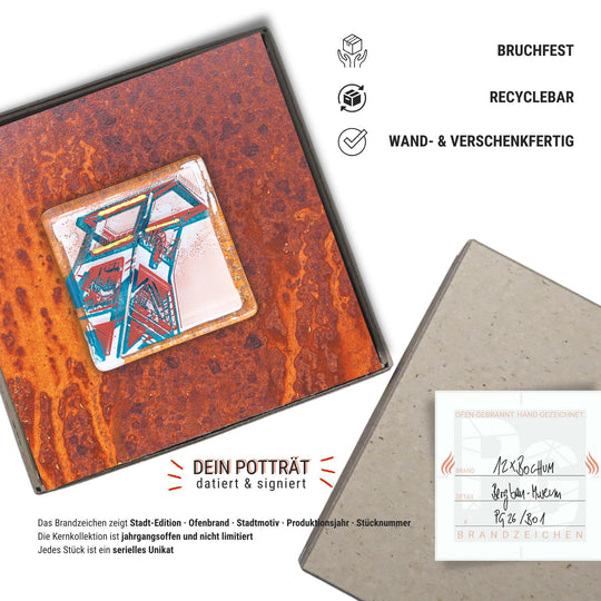 Edition 1/12. Verpackungsinfografik. Pott Glas Wand-Potträt mit Bergbaumuseum-Motiv. Foto in Schmelzglas auf Roststahl. Quadratisches Format ohne Gravur, wand- und verschenkfertig verpackt. Beiliegend ein Unikatskärtchen mit handgezeichnetem Brandzeichen.