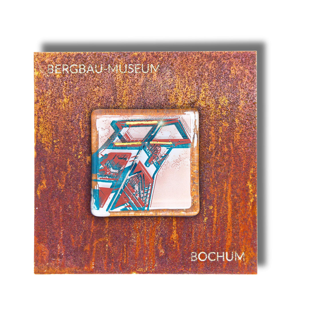 Edition 1/12. Pott Glas Wand-Potträt mit Förderturm-Motiv in Grün. Foto in Schmelzglas auf Roststahl. Quadratisches Format mit Gravur „Bergbau-Museum Bochum“.