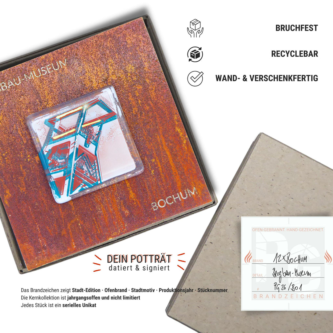 Edition 1/12. Verpackungsinfografik. Pott Glas Wand-Potträt mit Förderturm-Motiv. Foto in Schmelzglas auf Roststahl. Quadratisches Format mit Gravur, wand- und verschenkfertig verpackt. Beiliegend ein Unikatskärtchen mit handgezeichnetem Brandzeichen.