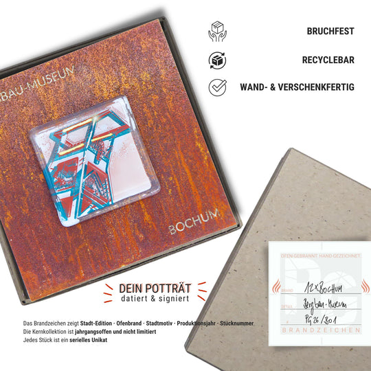 Edition 1/12. Verpackungsinfografik. Pott Glas Wand-Potträt mit Förderturm-Motiv. Foto in Schmelzglas auf Roststahl. Quadratisches Format mit Gravur, wand- und verschenkfertig verpackt. Beiliegend ein Unikatskärtchen mit handgezeichnetem Brandzeichen.