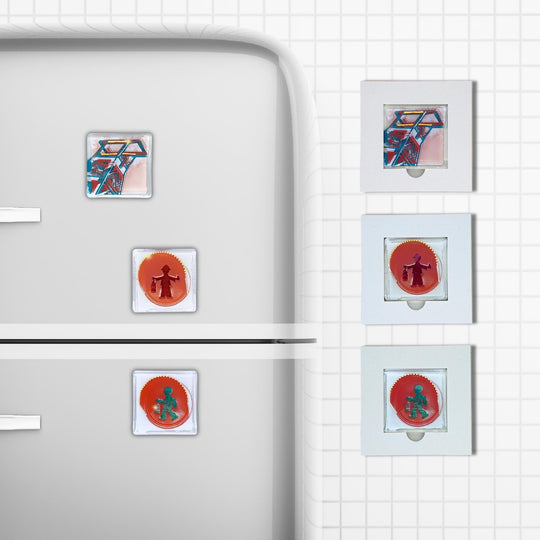 Edition 01/12. POTT GLAS Magnet-Potträts mit Förderturm- und Bergmann-Ampel-Motiven am Kühlschrank. Rechts daneben dieselben drei Motive im Karten-Inlay: Förderturm, rote Bergmann-Ampel und grüne Bergmann-Ampel. Quadratisches Format auf Rasterhintergrund.