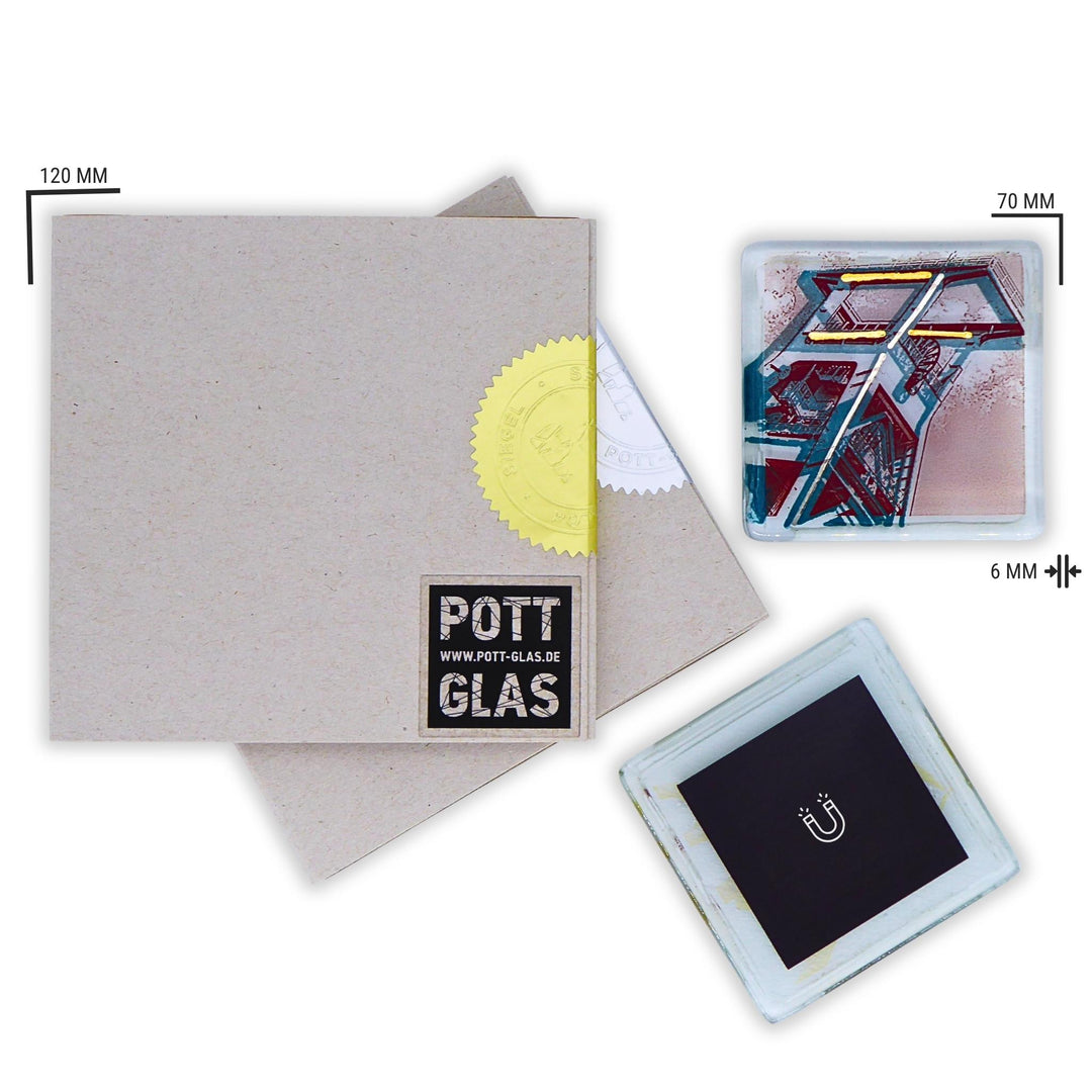Bochum Edition 01/12. Verpackungsansicht der versiegelten POTT GLAS Inlay-Karte mit gold- und silberfarbener Siegelplombe. Daneben der Schmelzglas-Magnet mit grünem Förderturm-Motiv und Abmessungsangaben.