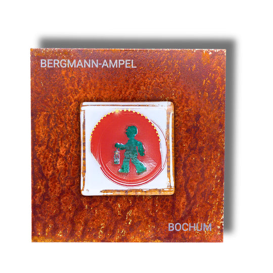 Edition 1/12. Pott Glas Wand-Potträt mit Bergmannsampel-Motiv in Grün. Foto in Schmelzglas auf Roststahl. Quadratisches Format mit Gravur „Bergmann-Ampel Bochum“.
