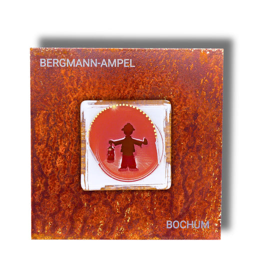 Edition 1/12. Pott Glas Wand-Potträt mit Bergmannsampel-Motiv in Rot. Foto in Schmelzglas auf Roststahl. Quadratisches Format mit Gravur „Bergmann-Ampel Bochum“.