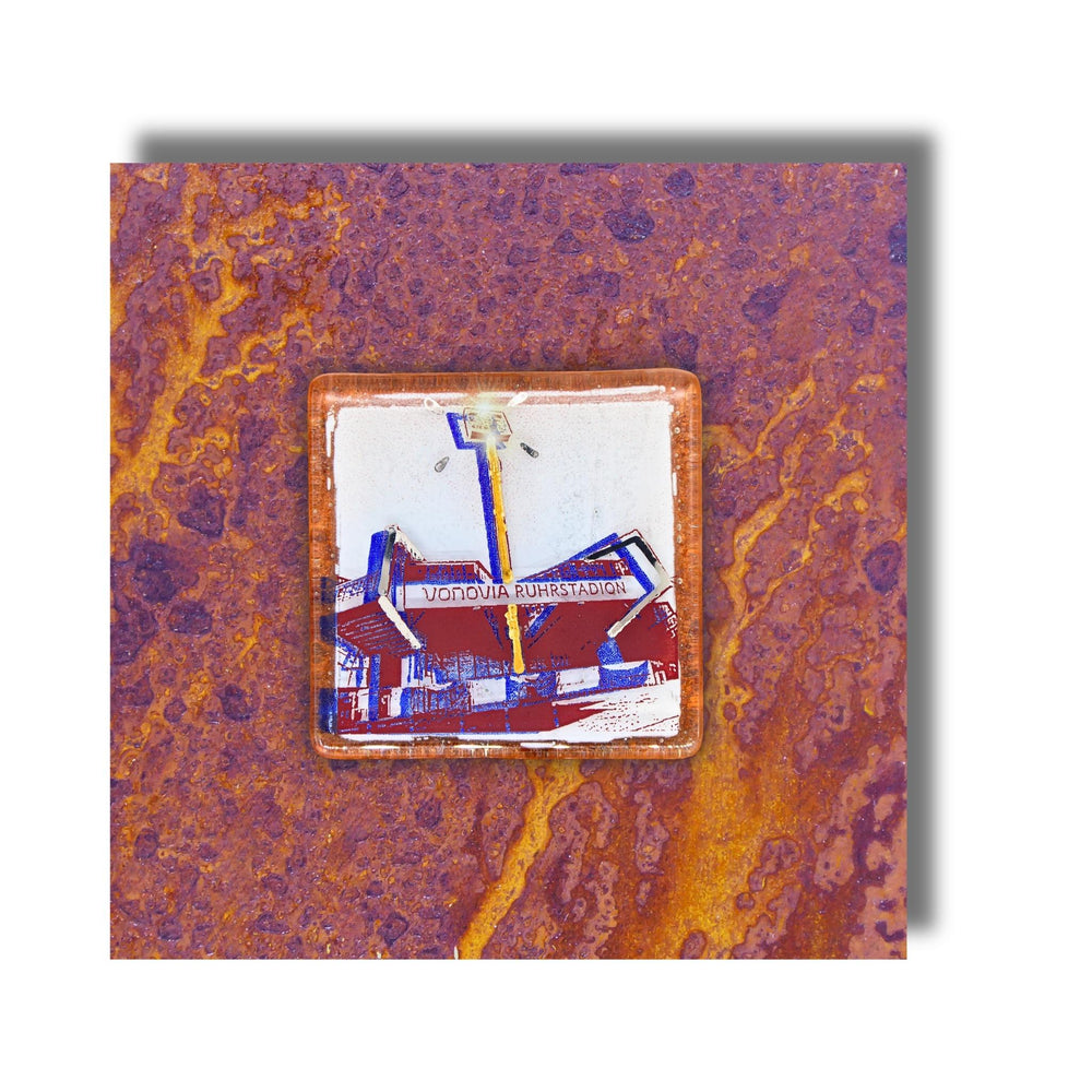 Edition 10/12. Pott Glas Wand-Potträt mit Ruhrstadion in Blau. Foto in Schmelzglas auf Roststahl. Quadratisches Format ohne Gravur. 