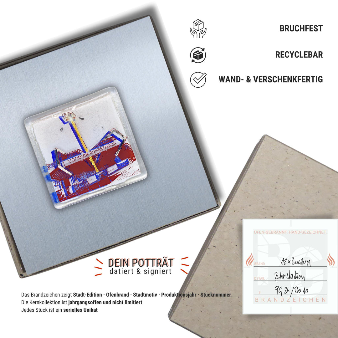 Edition 10/12. Verpackungsinfografik. Pott Glas Wand-Potträt mit Ruhrstadion-Motiv. Foto in Schmelzglas auf Edelstahl. Quadratisches Format ohne Gravur, wand- und verschenkfertig verpackt. Beiliegend ein Unikatskärtchen mit handgezeichnetem Brandzeichen.