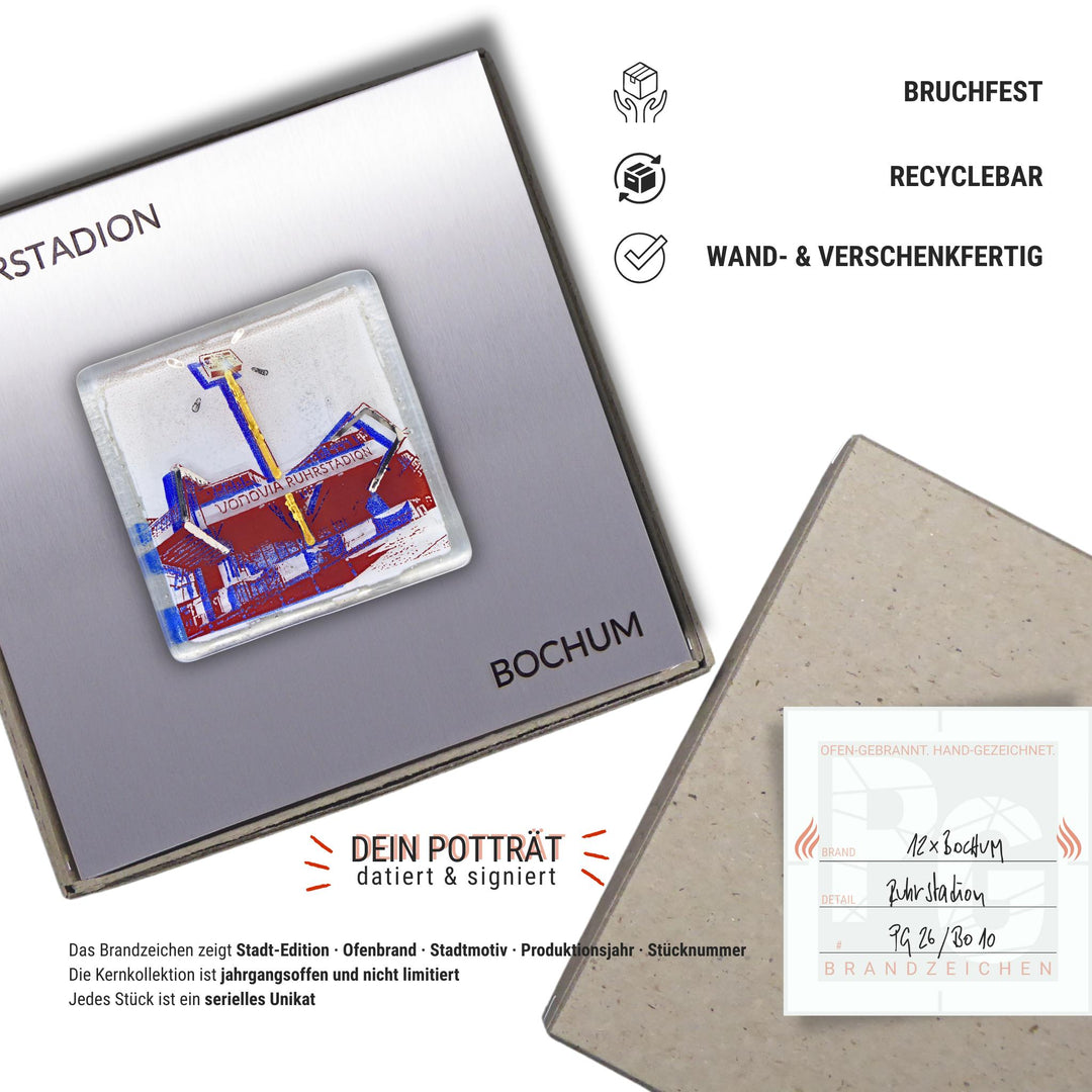 Edition 10/12. Verpackungsinfografik. Pott Glas Wand-Potträt mit Ruhrstadion-Motiv. Foto in Schmelzglas auf Edelstahl. Quadratisches Format mit Gravur, wand- und verschenkfertig verpackt. Beiliegend ein Unikatskärtchen mit handgezeichnetem Brandzeichen.