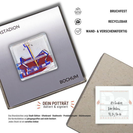 Edition 10/12. Verpackungsinfografik. Pott Glas Wand-Potträt mit Ruhrstadion-Motiv. Foto in Schmelzglas auf Edelstahl. Quadratisches Format mit Gravur, wand- und verschenkfertig verpackt. Beiliegend ein Unikatskärtchen mit handgezeichnetem Brandzeichen.