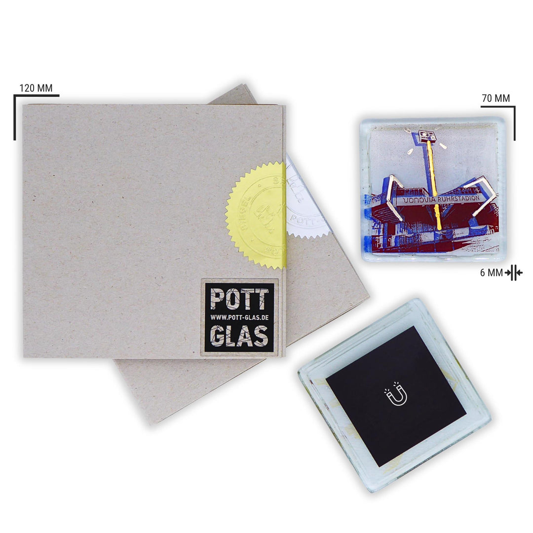 Bochum Edition 10/12. Versiegelte POTT GLAS Karte mit gold- und silberfarbener Siegelplombe. Daneben ein Magnet-POTTRÄT aus Schmelzglas mit blauem Ruhrstadion-Motiv und Abmessungsangaben.