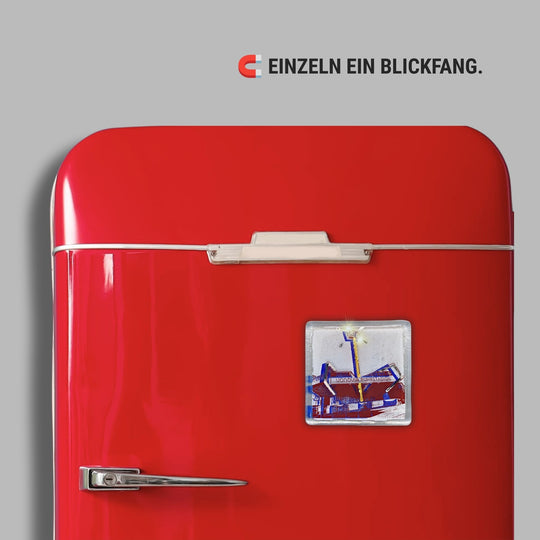 Bochum Edition 10/12. Zeigt das POTT GLAS Magnet-POTTRÄT „Ruhrstadion“ in Blau mit Gold- und Platinakzenten auf einem roten Retro-Kühlschrank. Hinweis: „Einzeln ein Blickfang“.