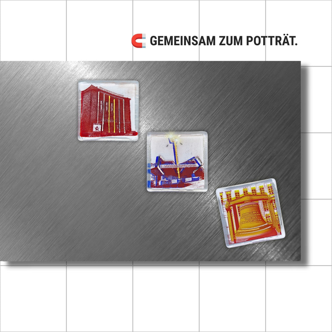 Bochum Edition 10/12. Zeigt drei POTT GLAS Magnet-POTTRÄTS auf einer Edelstahl-Magnetwand: Schauspielhaus in Rot, Ruhrstadion in Blau und Rathausglocke in Gelb. Hinweis: „Gemeinsam zum Potträt“.