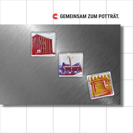 Bochum Edition 10/12. Zeigt drei POTT GLAS Magnet-POTTRÄTS auf einer Edelstahl-Magnetwand: Schauspielhaus in Rot, Ruhrstadion in Blau und Rathausglocke in Gelb. Hinweis: „Gemeinsam zum Potträt“.