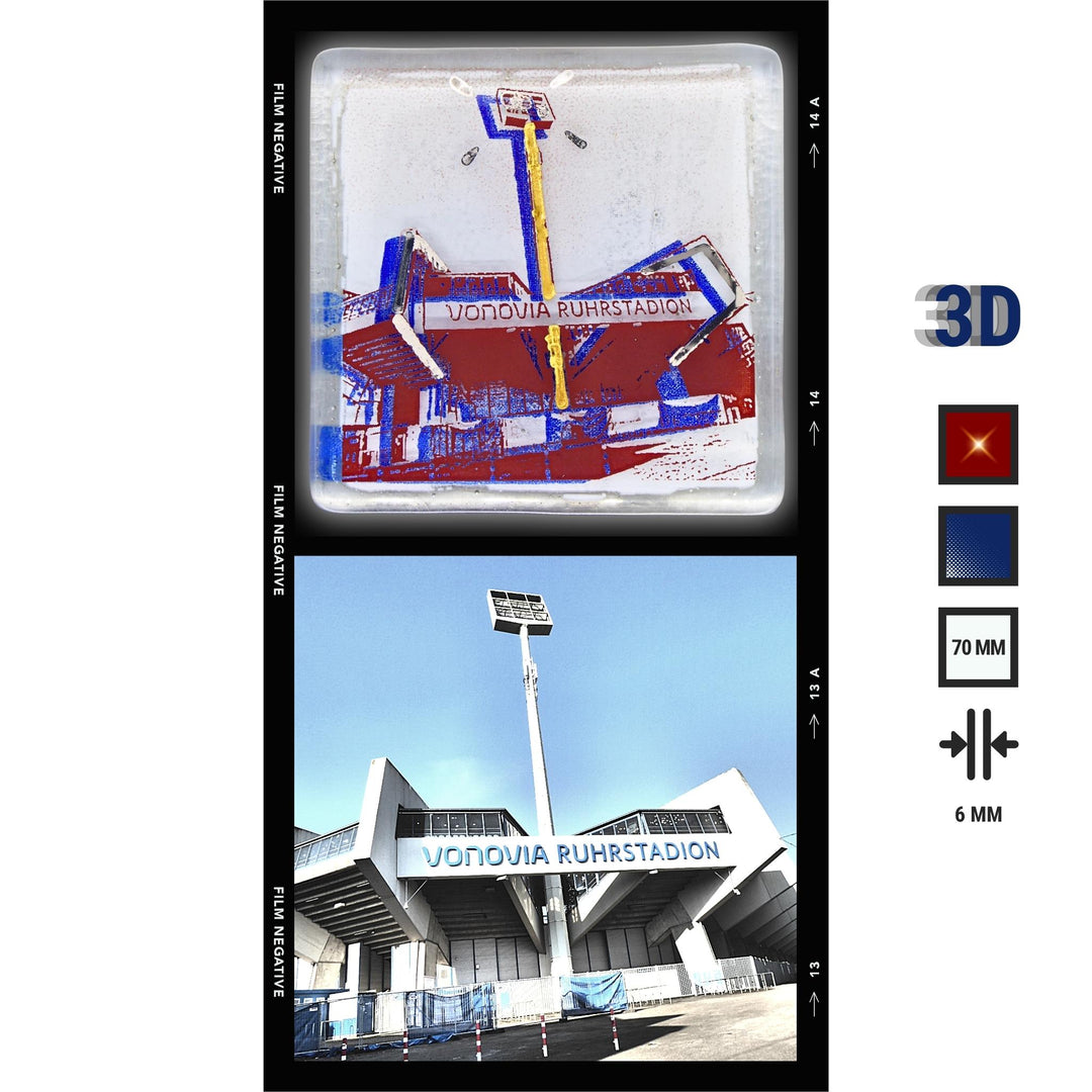Edition 10/12. Pott Glas Potträt mit Ruhrstadion-Motiv. Foto in Schmelzglas als Vorher-Nachher-Bildstreifen. Quadratisches Format mit 3D-FarbPop in Blau, inkl. Abmessungen.