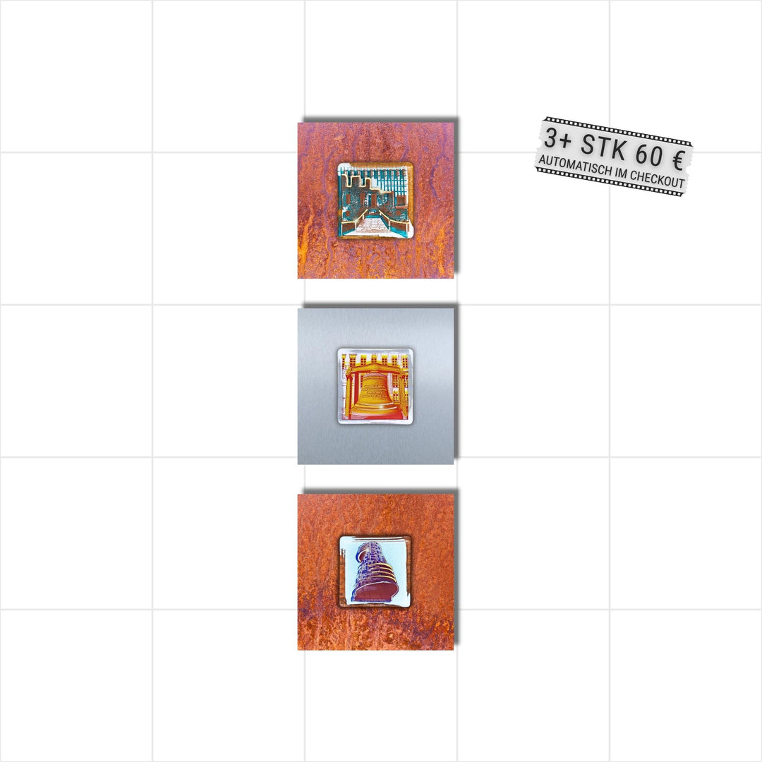 Edition 11/12. Vertikales 3er Pott Glas Wand-Potträt mit Haus Weitmar-, Rathausglocke und Exzenterhaus-Motiv. Abwechselnd auf Roststahl und Edelstahl. Quadratisches Format ohne Gravur. 3+ Set – ab 3 Stück nur 60 € pro Stück.