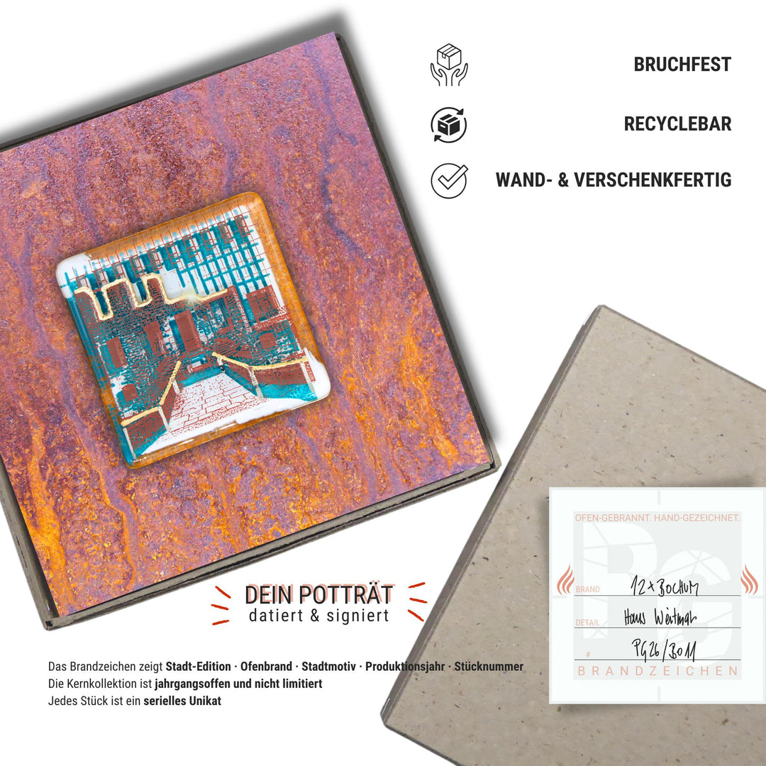 Edition 11/12. Verpackungsinfografik. Pott Glas Wand-Potträt mit Haus Weitmar-Motiv. Foto in Schmelzglas auf Roststahl. Quadratisches Format ohne Gravur, wand- und verschenkfertig verpackt. Beiliegend ein Unikatskärtchen mit handgezeichnetem Brandzeichen.