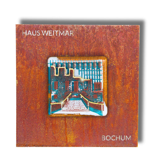 Edition 11/12. Pott Glas Wand-Potträt mit Haus Weitmar-Motiv in Grün. Foto in Schmelzglas auf Roststahl. Quadratisches Format mit Gravur „Haus Weitmar Bochum“.