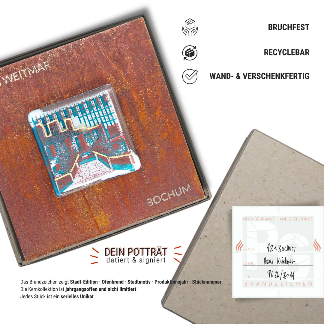 Edition 11/12. Verpackungsinfografik. Pott Glas Wand-Potträt mit Haus Weitmar-Motiv. Foto in Schmelzglas auf Roststahl. Quadratisches Format mit Gravur, wand- und verschenkfertig verpackt. Beiliegend ein Unikatskärtchen mit handgezeichnetem Brandzeichen.