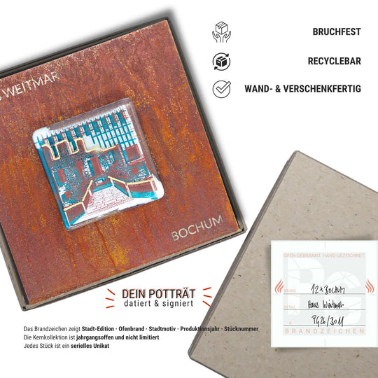Edition 11/12. Verpackungsinfografik. Pott Glas Wand-Potträt mit Haus Weitmar-Motiv. Foto in Schmelzglas auf Roststahl. Quadratisches Format mit Gravur, wand- und verschenkfertig verpackt. Beiliegend ein Unikatskärtchen mit handgezeichnetem Brandzeichen.