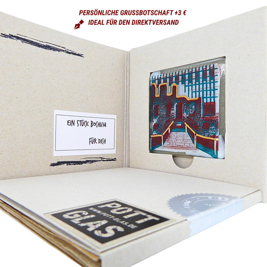 Bochum Edition 11/12. Geöffnete POTT GLAS Karte mit Beschriftungsfeld für eine persönliche Grußbotschaft. Rechts ein Magnet-POTTRÄT aus Schmelzglas mit grünem Haus Weitmar-Motiv sowie Akzenten aus 24-Karat-Flüssiggold und Platin im Karten-Inlay mit Entnahmeaussparung. Hinweis auf die Option „Persönliche Grußbotschaft +3 € für den Direktversand". Darunter die versiegelte Karte mit Logo und geprägter Siegelplombe.