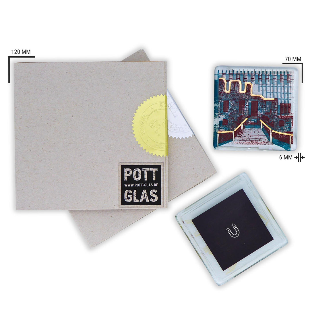 Bochum Edition 11/12. Versiegelte POTT GLAS Karte mit gold- und silberfarbener Siegelplombe. Daneben ein Magnet-POTTRÄT aus Schmelzglas mit grünem Haus Weitmar-Motiv und Abmessungsangaben.