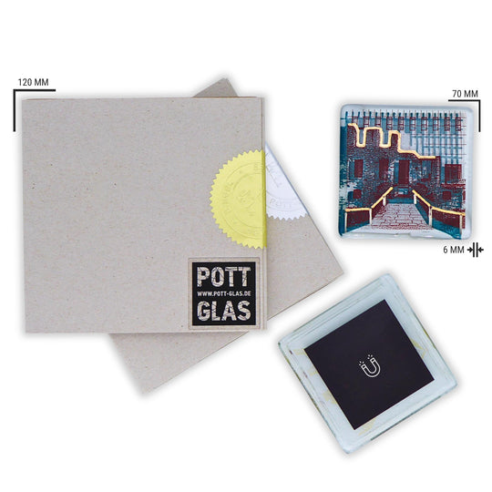 Bochum Edition 11/12. Versiegelte POTT GLAS Karte mit gold- und silberfarbener Siegelplombe. Daneben ein Magnet-POTTRÄT aus Schmelzglas mit grünem Haus Weitmar-Motiv und Abmessungsangaben.