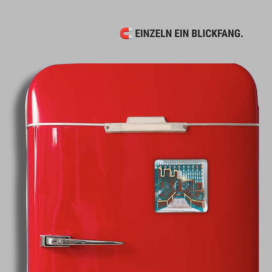 Bochum Edition 11/12. Zeigt das POTT GLAS Magnet-POTTRÄT „Haus Weitmar“ in Grün mit Gold- und Platinakzenten auf einem roten Retro-Kühlschrank. Hinweis: „Einzeln ein Blickfang“.