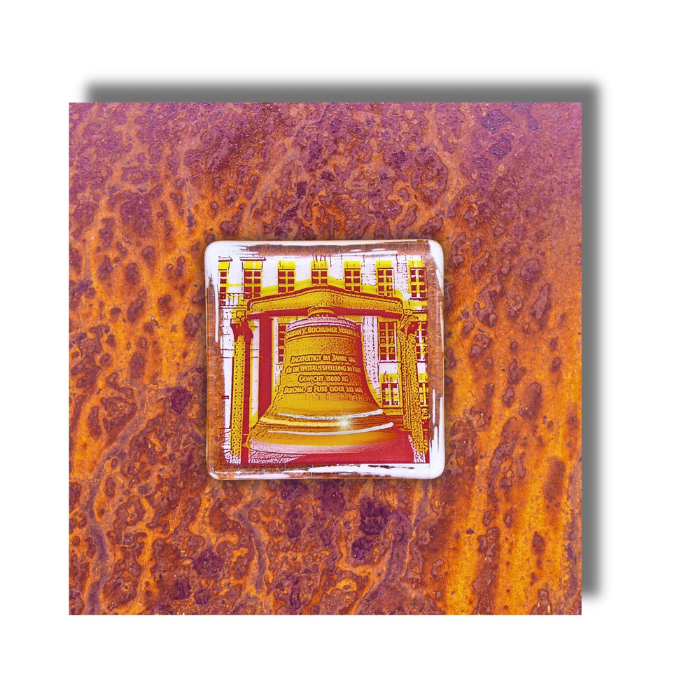 Edition 12/12. Pott Glas Wand-Potträt mit Rathausglocke-Motiv in Gelb. Foto in Schmelzglas auf Roststahl. Quadratisches Format ohne Gravur. 