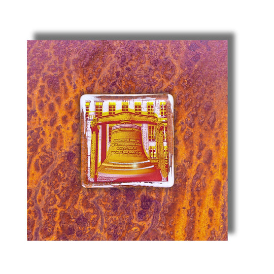 Edition 12/12. Pott Glas Wand-Potträt mit Rathausglocke-Motiv in Gelb. Foto in Schmelzglas auf Roststahl. Quadratisches Format ohne Gravur. 