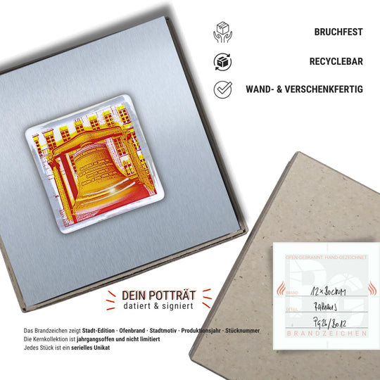 Edition 12/12. Verpackungsinfografik. Pott Glas Wand-Potträt mit Rathausglocke-Motiv. Foto in Schmelzglas auf Edelstahl. Quadratisches Format ohne Gravur, wand- und verschenkfertig verpackt. Beiliegend ein Unikatskärtchen mit handgezeichnetem Brandzeichen.