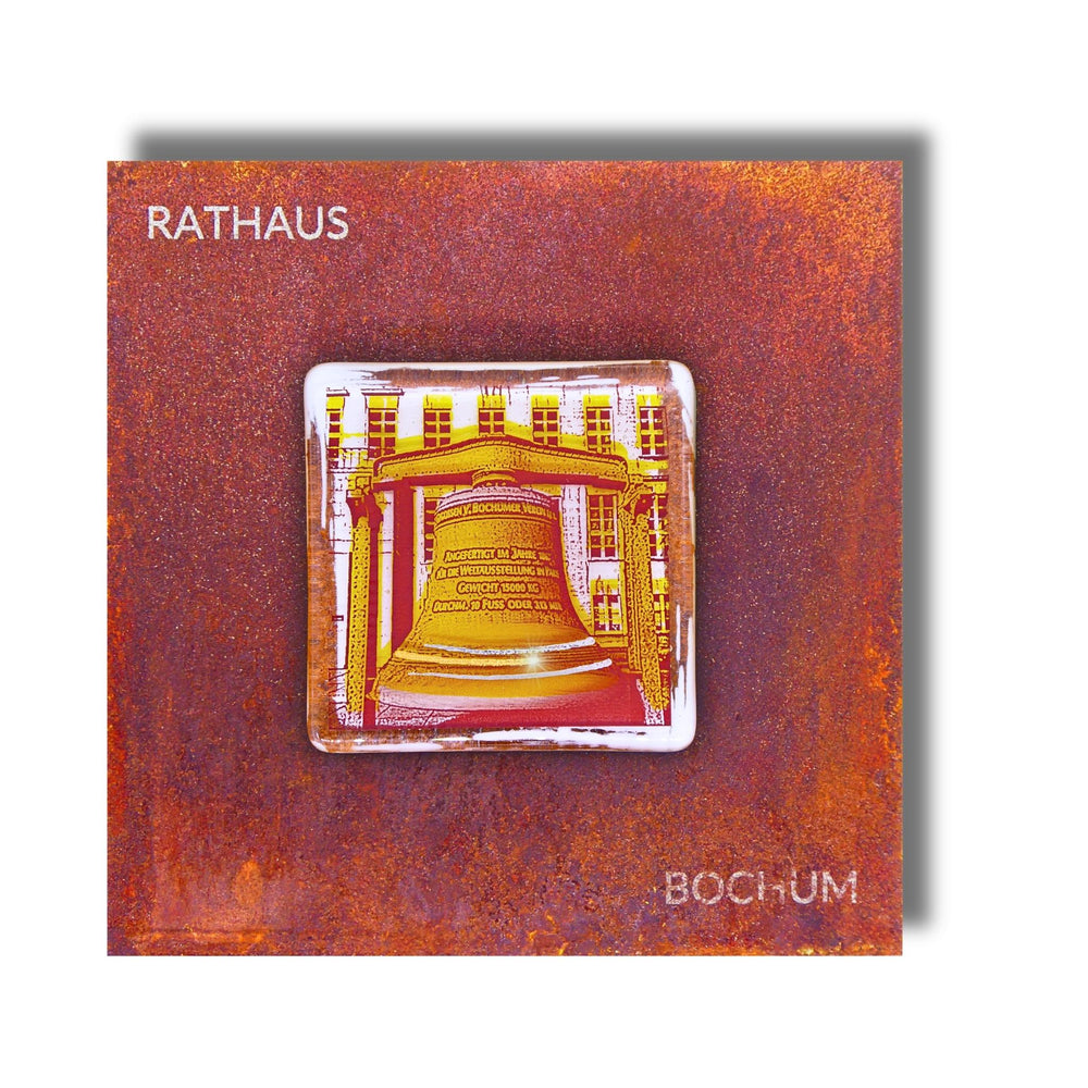 Edition 12/12. Pott Glas Wand-Potträt mit Rathausglocke-Motiv in Gelb. Foto in Schmelzglas auf Roststahl. Quadratisches Format mit Gravur „Rathaus Bochum“.