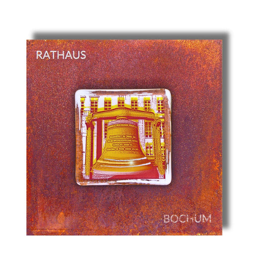 Edition 12/12. Pott Glas Wand-Potträt mit Rathausglocke-Motiv in Gelb. Foto in Schmelzglas auf Roststahl. Quadratisches Format mit Gravur „Rathaus Bochum“.
