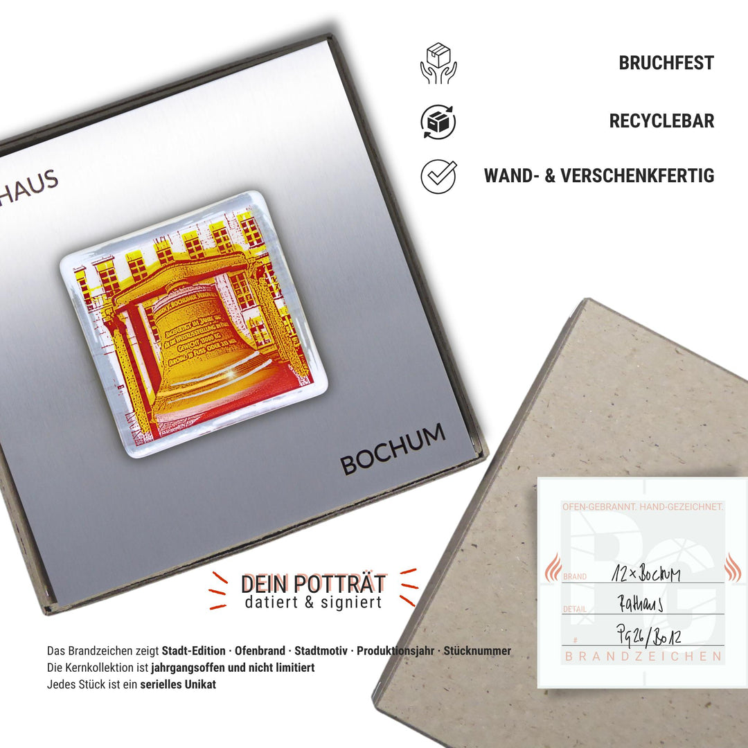 Edition 12/12. Verpackungsinfografik. Pott Glas Wand-Potträt mit Rathausglocke-Motiv. Foto in Schmelzglas auf Edelstahl. Quadratisches Format mit Gravur, wand- und verschenkfertig verpackt. Beiliegend ein Unikatskärtchen mit handgezeichnetem Brandzeichen.