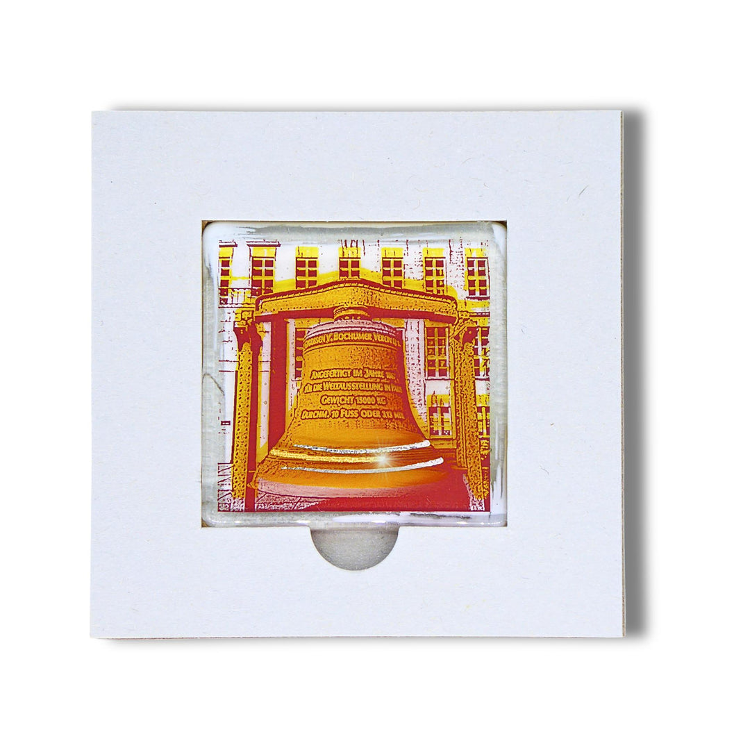 Bochum Edition 12/12. Offenes POTT GLAS Karten-Inlay mit quadratischer Aussparung und Entnahmeaussparung. Darin ein Magnet-POTTRÄT aus Schmelzglas mit gelbem Rathausglocke-Motiv sowie Akzenten aus 24-Karat-Flüssiggold und Platin.