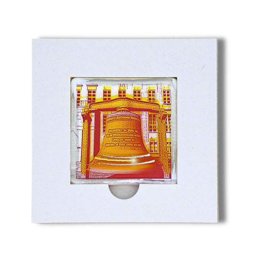 Bochum Edition 12/12. Offenes POTT GLAS Karten-Inlay mit quadratischer Aussparung und Entnahmeaussparung. Darin ein Magnet-POTTRÄT aus Schmelzglas mit gelbem Rathausglocke-Motiv sowie Akzenten aus 24-Karat-Flüssiggold und Platin.