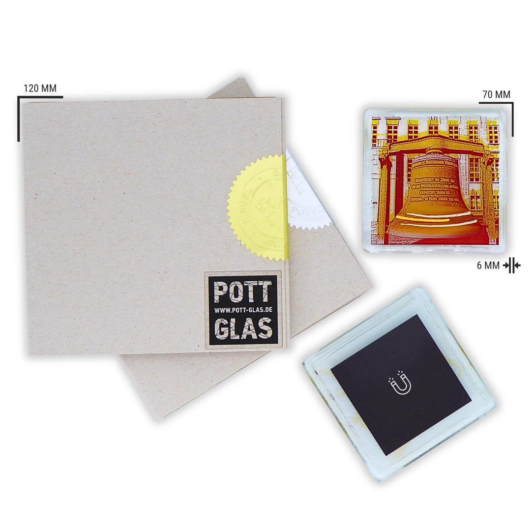 Bochum Edition 12/12. Versiegelte POTT GLAS Karte mit gold- und silberfarbener Siegelplombe. Daneben ein Magnet-POTTRÄT aus Schmelzglas mit gelbem Rathausglocke-Motiv und Abmessungsangaben.