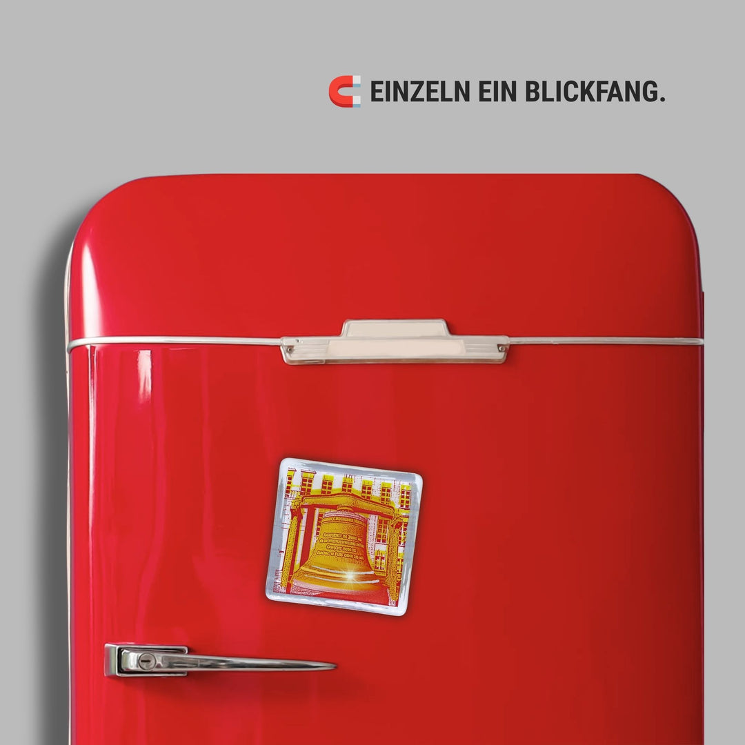 Bochum Edition 12/12. Zeigt das POTT GLAS Magnet-POTTRÄT „Rathaus“ in Gelb mit Gold- und Platinakzenten auf einem roten Retro-Kühlschrank. Hinweis: „Einzeln ein Blickfang“.