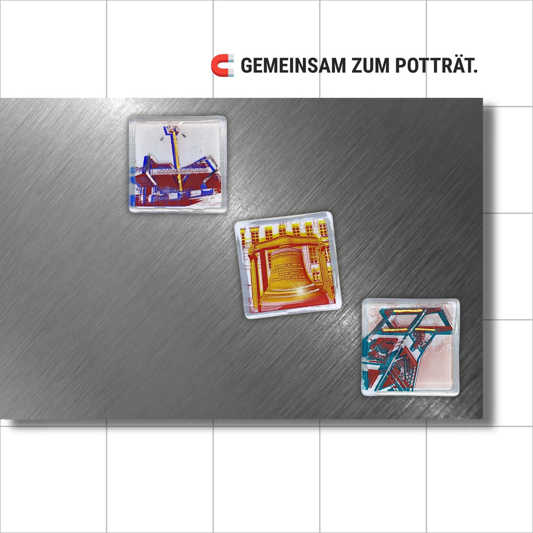Bochum Edition 12/12. Zeigt drei POTT GLAS Magnet-POTTRÄTS auf einer Edelstahl-Magnetwand: Ruhrstadion in Blau, Rathausglocke in Gelb und Bergbau-Museum-Förderturm in Grün. Hinweis: „Gemeinsam zum Potträt“.