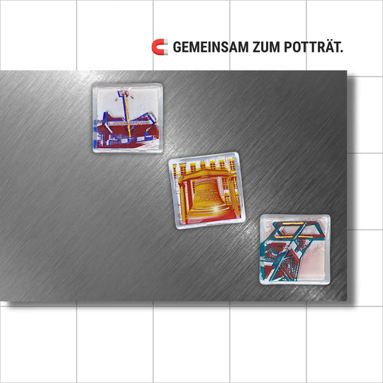 Bochum Edition 12/12. Zeigt drei POTT GLAS Magnet-POTTRÄTS auf einer Edelstahl-Magnetwand: Ruhrstadion in Blau, Rathausglocke in Gelb und Bergbau-Museum-Förderturm in Grün. Hinweis: „Gemeinsam zum Potträt“.