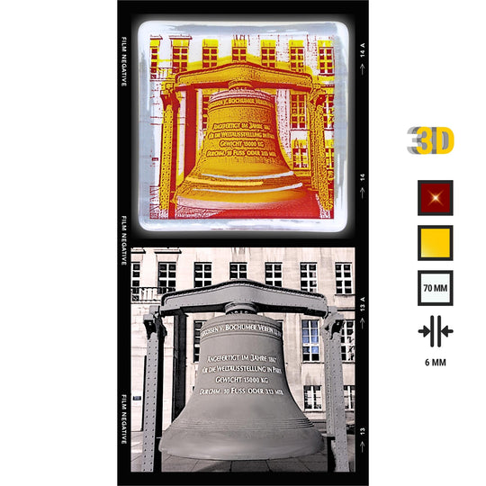 Edition 12/12. Pott Glas Potträt mit Rathausglocke-Motiv. Foto in Schmelzglas als Vorher-Nachher-Bildstreifen. Quadratisches Format mit 3D-FarbPop in Gelb, inkl. Abmessungen.