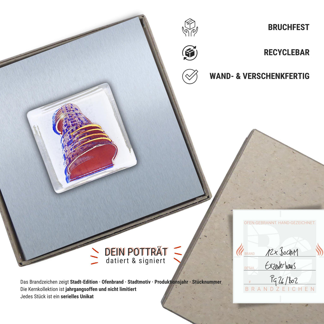 Edition 2/12. Verpackungsinfografik. Pott Glas Wand-Potträt mit Exzenterhaus-Motiv. Foto in Schmelzglas auf Edelstahl. Quadratisches Format ohne Gravur, wand- und verschenkfertig verpackt. Beiliegend ein Unikatskärtchen mit handgezeichnetem Brandzeichen.