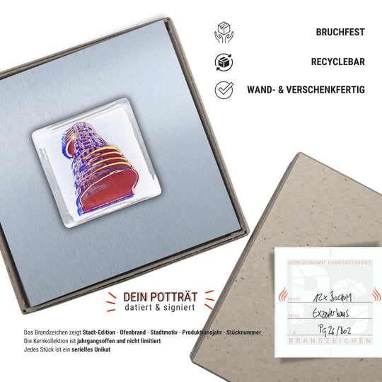 Edition 2/12. Verpackungsinfografik. Pott Glas Wand-Potträt mit Exzenterhaus-Motiv. Foto in Schmelzglas auf Edelstahl. Quadratisches Format ohne Gravur, wand- und verschenkfertig verpackt. Beiliegend ein Unikatskärtchen mit handgezeichnetem Brandzeichen.