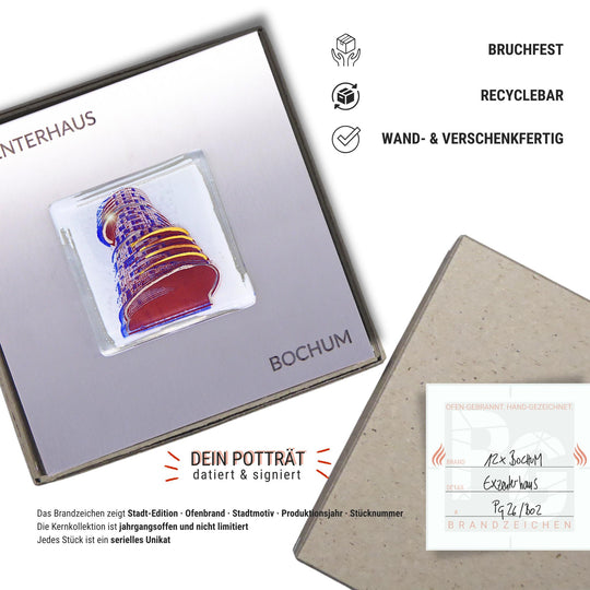 Edition 2/12. Verpackungsinfografik. Pott Glas Wand-Potträt mit Exzenterhaus-Motiv. Foto in Schmelzglas auf Edelstahl. Quadratisches Format mit Gravur, wand- und verschenkfertig verpackt. Beiliegend ein Unikatskärtchen mit handgezeichnetem Brandzeichen.