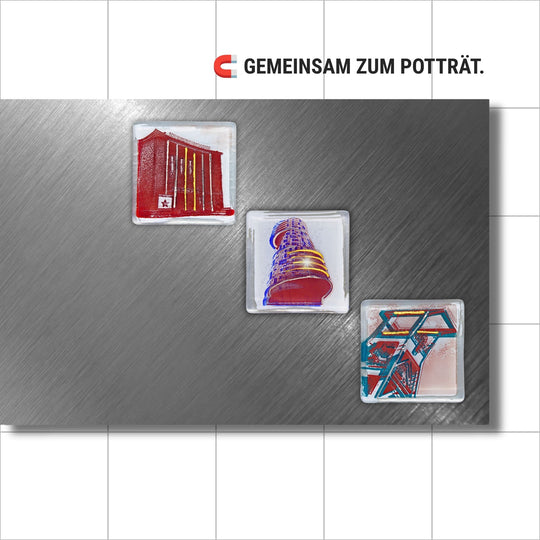Bochum Edition 02/12. Zeigt drei POTT GLAS Magnet-Potträts auf einer Edelstahl-Magnetwand: Schauspielhaus in Rot, Exzenterhaus in Blau und Bergbau-Museum-Förderturm in Grün. Hinweis: „Gemeinsam zum Potträt“.