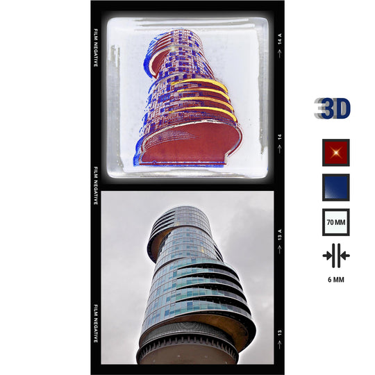 Edition 2/12. Pott Glas Potträt mit Exzenterhaus-Motiv. Foto in Schmelzglas als Vorher-Nachher-Bildstreifen. Quadratisches Format mit 3D-FarbPop in Blau, inkl. Abmessungen.